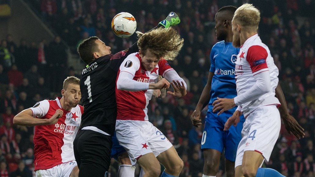 TVRDÝ ST�ET. Branká� Genku Danny Vukovic se pokou�í vyboxovat mí� ve vzdu�ném...