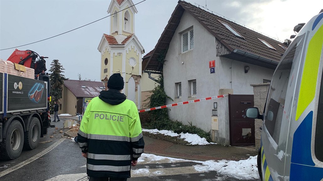 Kamion narazil v Hostivické ulici v Praze do tamní kapličky. (12. 2. 2019)