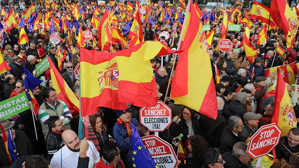 Španělé protestují v centru Madridu proti levicové vládě Pedra Sáncheze. (10....