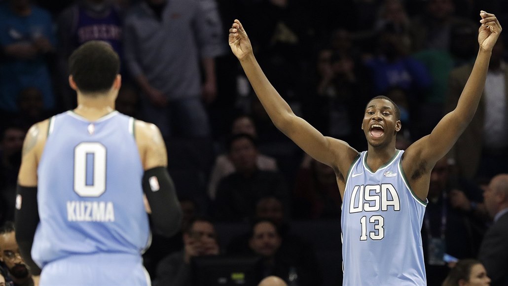 Kyle Kuzma (vlevo) a Jaren Jackson Jr. z amerického výb�ru se mohou radovat,...