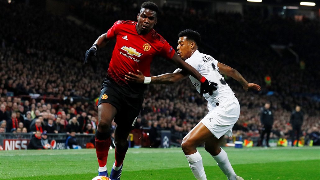 Paul Pogba z Manchesteru United obchází Presnela Kimpembeho, stopera pa�í�ského...
