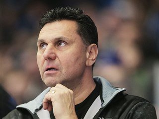 Trenér Chomutova Vladimír Růžička sleduje utkání v Plzni.