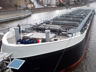Chemický tanker proplouvá ústeckým Masarykovým zdymadlem