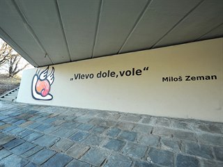 Pod mostem v Bítešské ulici v Brně se objevil další nápis odkazující na kauzu...