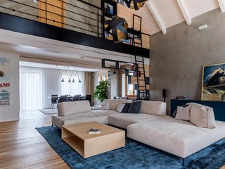 Trámy a krov nechali architekti upravit lazurou v bílé barvě, vše doplnili...