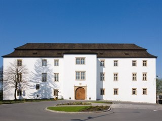 Renesanční zámek v Hustopečích nad Bečvou je z roku 1596.