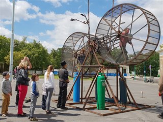 Jak se asi cítí při běhu v kole křečci, si můžete zkusit ještě před pavilonem.