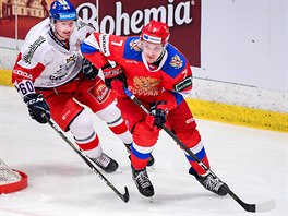 Rudolf erven (vlevo) atakuje ruskho hokejistu Andreje Svetlakova v utkn...