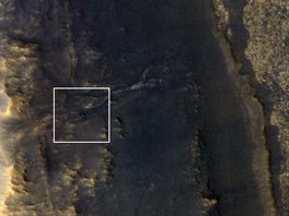 Vozítko Opportunity zachycené satelitem HiRISE obíhajícím Mars