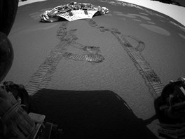 Snímek z Marsu poízený vozítkem Opportunity krátce po pistání v únoru 2004