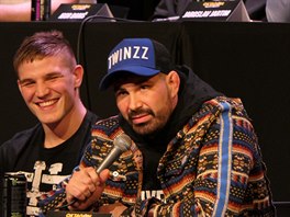 Slovensk bijec MMA Attila Vgh (vpravo) na tiskov konferenci Oktagon MMA.