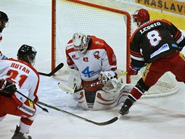 Olomouck brank Branislav Konrd zasahuje proti anci Hradce.