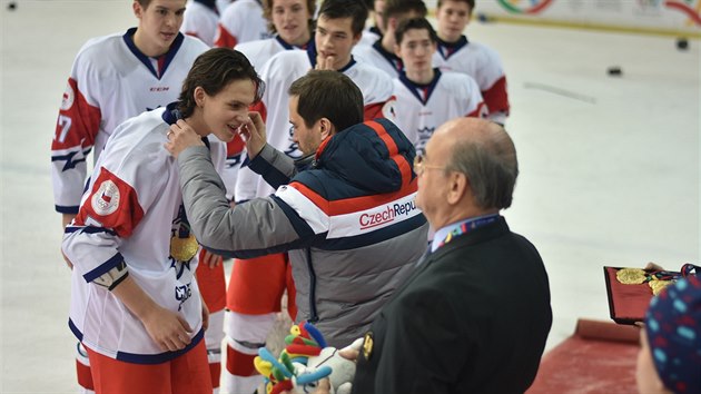Český tým vyhrál na Evropském zimním olympijském festivalu mládeže v Sarajevu hokejový turnaj. Mladíci si právě přebírají kýžené medaile.