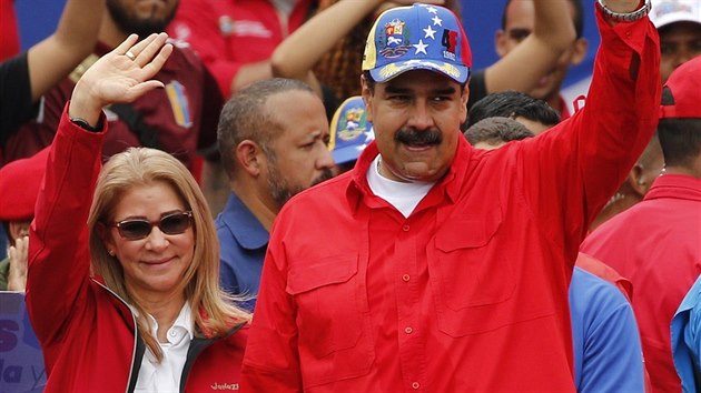 Venezuelsk prezident Nicolas Madura a prvn dma Clia Flores zdrav podporovatele na akci k pleitosti oslav 20 let od nstupu Huga Chveze k moci. (2. 2. 2019)