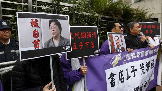 Členové hongkongského pro-demokratického hnutí při protestu před čínským konzulátem v Hongkongu za propuštění spisovatelů Guie Minhaie (na fotce vlevo) a Lee Bo (na fotce vpravo) v roce 2016