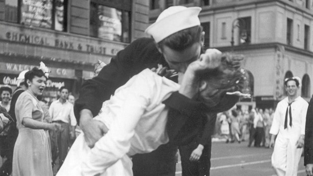 Legendrn snmek: Nmonk George Mendonsa lb na newyorskm Times Square Gretu Zimmer Friedmanovou, asistentku zubnho lkae na konci 2. svtov vlky (14. srpna 1945)