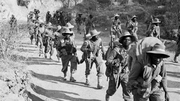 Britsk vojsko na cest do Kalewy bhem pechodu eky Chindwin. Snmek je z listopadu 1944.