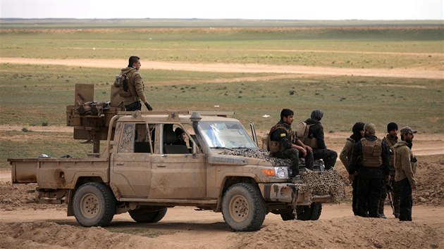 Ve vesnici Baghz vrchol bitva o dajn posledn pozici Islmskho sttu v Srii. Na snmku jsou bojovnci arabsko-kurdsk koalice SDF. (11. nora 2019)