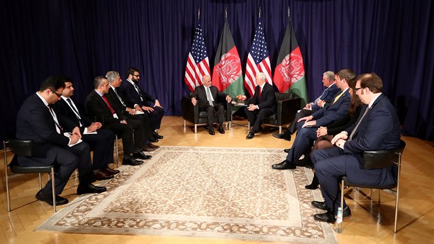 Americk viceprezident Mike Pence se zastnil mnichovsk bezpenostn konference. Na snmku s afghnskm prezidentem Arafem Ghanm(16. nora 2019)