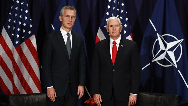 Americk viceprezident Mike Pence se zastnil mnichovsk bezpenostn konference. Na snmku s generlnm tajemnkem NATO Jensem Stoltenbergem (16. nora 2019)