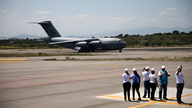 Do kolumbijskho pohraninho msta Ccuta piletl americk vojensk dopravn letoun s humanitrn pomoc pro Venezuelu. (16. nora 2019)