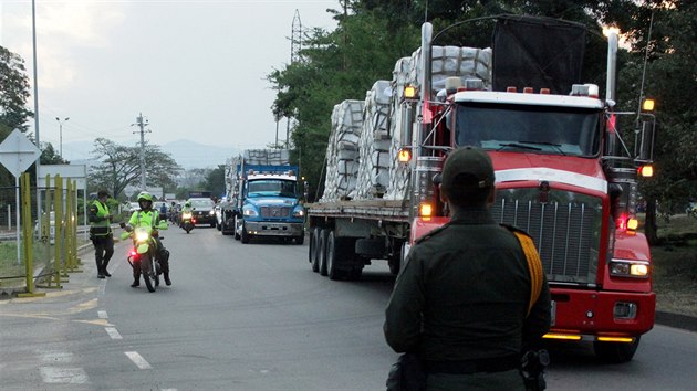 Do kolumbijskho pohraninho msta Ccuta piletl americk vojensk dopravn letoun s humanitrn pomoc pro Venezuelu. Nklad pot pevezly nkladn automobily. (16. nora 2019)