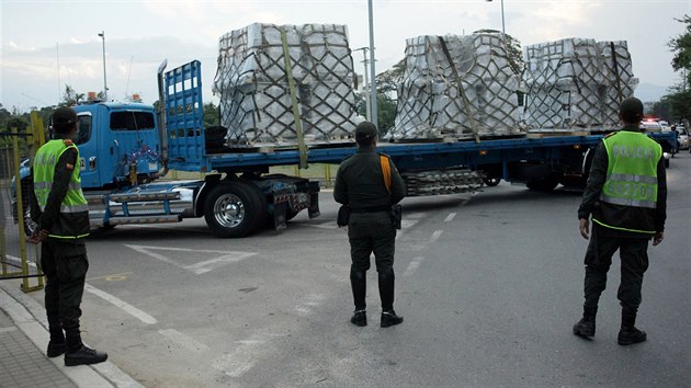 Do kolumbijskho pohraninho msta Ccuta piletl americk vojensk dopravn letoun s humanitrn pomoc pro Venezuelu. Nklad pot pevezly nkladn automobily. (16. nora 2019)