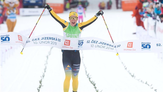 Švédská běžkyně na lyžích Lina Korsgrenová dojíždí do cíle Jizerské padesátky.