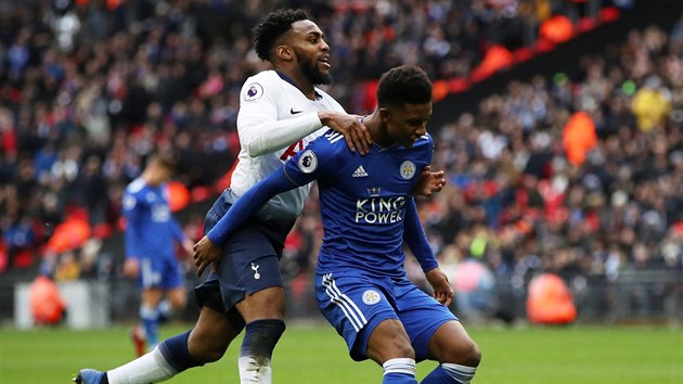 Danny Rose z Tottenhamu (vlevo) napad Demaraie Graye z Leicesteru.