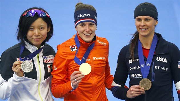 Mistryn svta na trati 1500 metr Ireen Wstov z Nizozemska (uprosted), druh Miho Takagiov z Japonska (vlevo) a tet Amerianka Brittany Boweov  pzuj po zvod v Inzellu s medailemi.