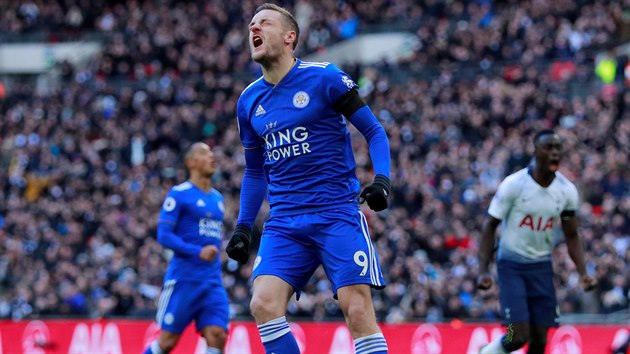 Jamie Vardy z Leicesteru se roziluje po zmaenm pokutovm kopu v utkn s Tottenhamem.