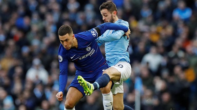 Bernardo Silva z Manchesteru City (vpravo) a  Eden Hazard z Chelsea bojuj o m.