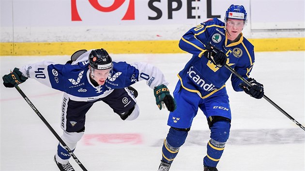 Finsk hokejista Eemeli Suomi (vlevo) a vd Dennis Rasmussen v akci bhem zpasu vdskch her.