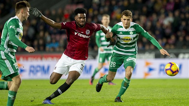 Benjamin Tetteh ze Sparty (v ervenm) a Luk Hlka z Bohemians (vpravo) sprintuj za mem.