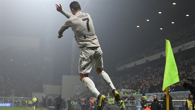 Cristiano Ronaldo z Juventusu svm typickm vskokem slav zsah do st Sassuola.