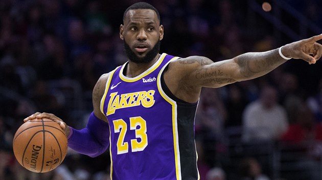 LeBron James z Los Angeles Lakers diriguje tok svho tmu v utkn proti Philadelphii.