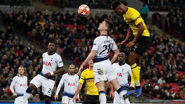 Dan-Axel Zagadou (Dortmund) hlavikuje na brnu Tottenhamu v osmifinle Ligy mistr.