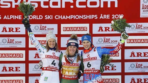 Amerianka Mikaela Shiffrinov (uprosted) vyhrla na MS v Aare slalom, druh skonila vdka Anna Swennov-Larssonov (vlevo), tet msto brala Slovenka Petra Vlhov.