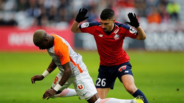 Jeremy Pied z Lille (vpravo) a Ambroise Oyongo z Montpellieru v souboji bhem zpasu francouzsk ligy.