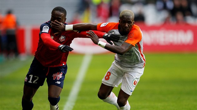 Jonathan Ikone z Lille (vlevo) a Ambroise Oyongo z Montpellieru v souboji o m.