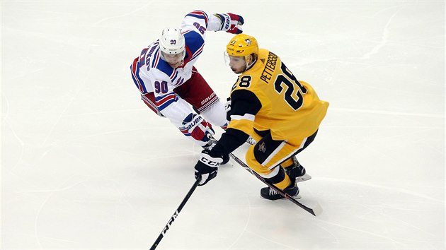 Marcus Pettersson z Pittsburghu (vpravo) brusl s pukem, napad ho Vladislav Namstnikov z New Yorku Rangers.