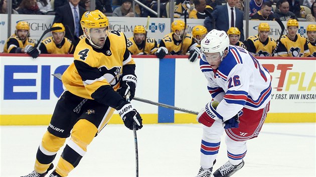 Justin Schultz z Pittsburghu (vlevo) ujd s pukem, sth ho Jimmy Vesey z New Yorku Rangers.