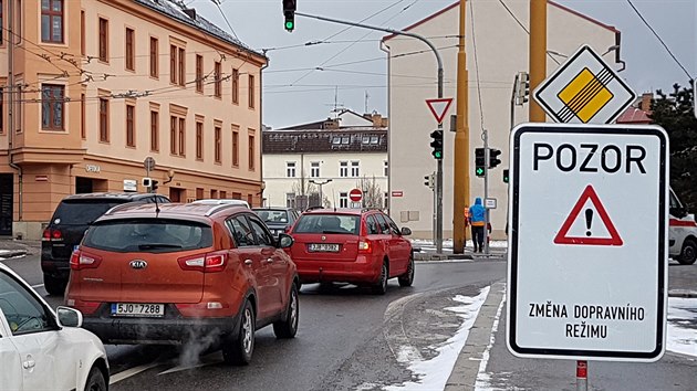 Nové semafory za 430 tisíc korun komplikují od pátku dopravu na rušné křižovatce v Jihlavě. Podle policie se jedná o nový prvek, na který si musí řidiči a chodci zvyknout.