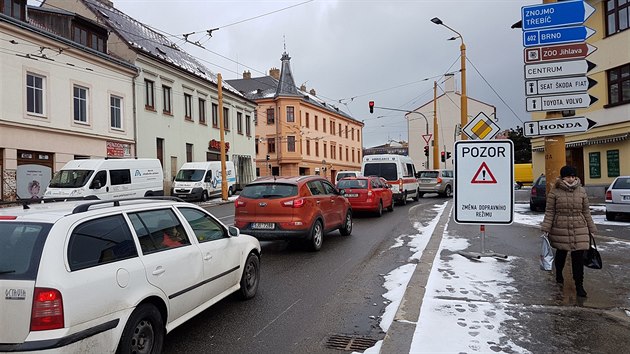 Nové semafory za 430 tisíc korun komplikují od pátku dopravu na rušné křižovatce v Jihlavě. Podle policie se jedná o nový prvek, na který si musí řidiči a chodci zvyknout.