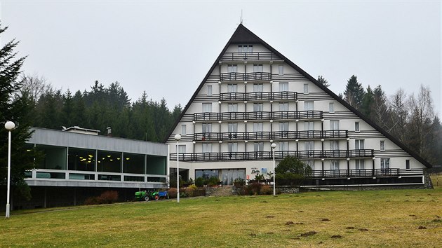 Ikonický hotel Ski s trojúhelníkovým štítem má nového majitele. Ten chce prohloubit spolupráci
s novoměstskou radnicí i místním sportovním klubem.