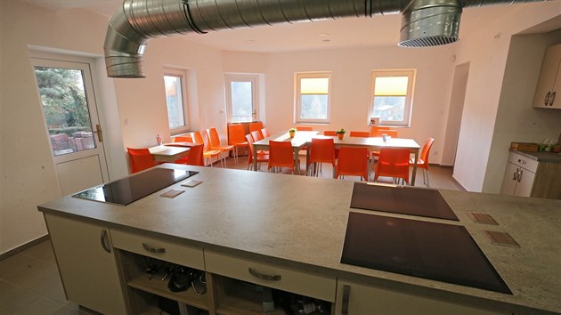 Dominantou profesionálně vybavené kuchyně
je velký kuchyňský ostrůvek s pěti sporáky.