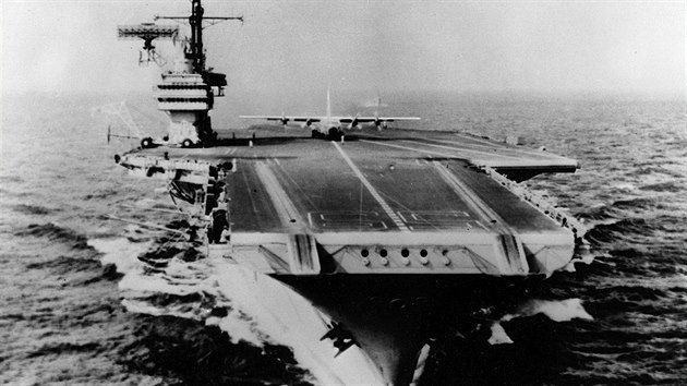 Zkouky upravenho letounu KC-130F na letadlov lodi USS Forrestal (podzim 1963)