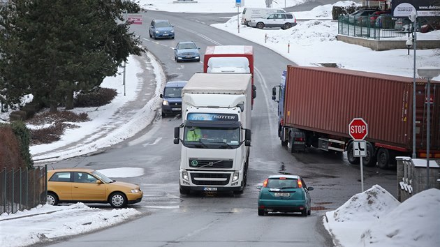 Tato nepehledn kiovatka ulic ejovsk, Zahradn a Okrun mezi Vodakem a Penny Marketem v Humpolci je hlavn pro pespoln
idie okem.