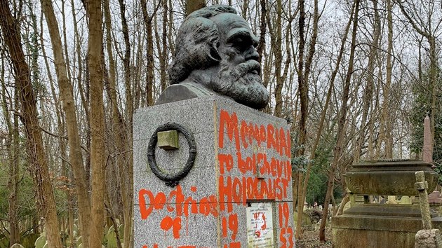 Pomnk Karla Marxe v Londn poniili vandalov. (18. nora 2019)