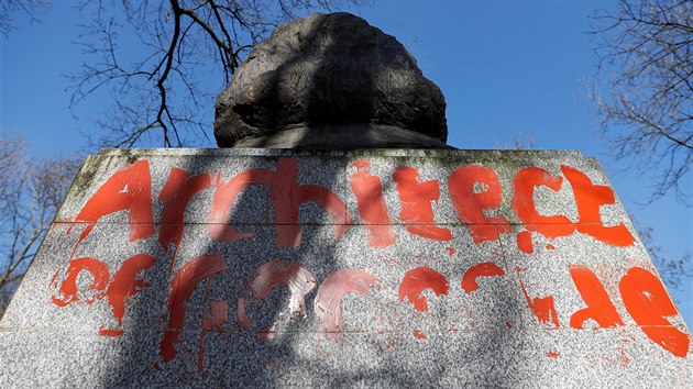 Pomnk Karla Marxe v Londn poniili vandalov. (18. nora 2019)